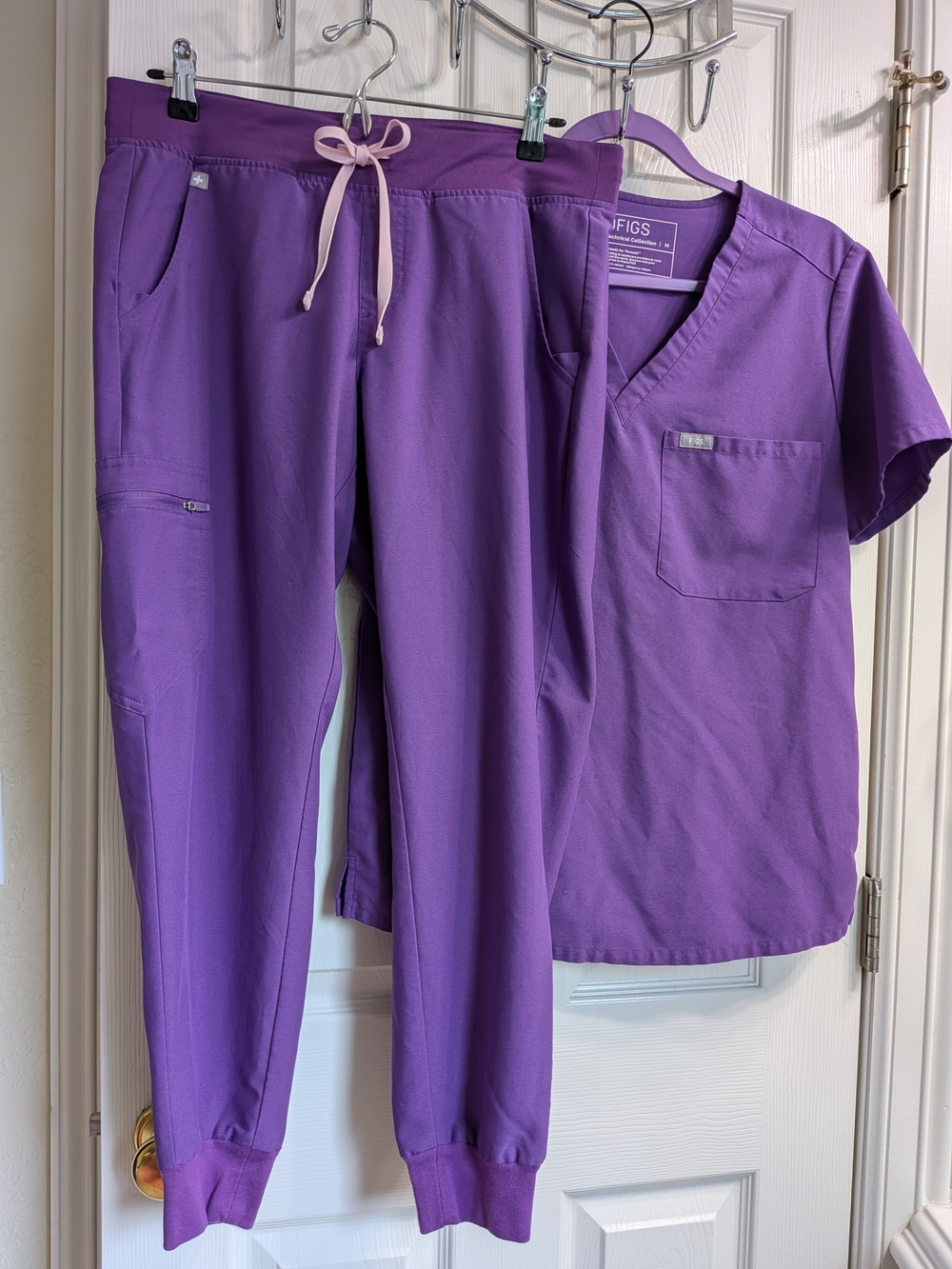 FIGS Women's Purple  Scrub Set, MP/M